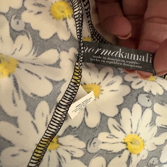 Norma Kamali halter top featuring a daisy print. Size XL - Picture 5 of 6